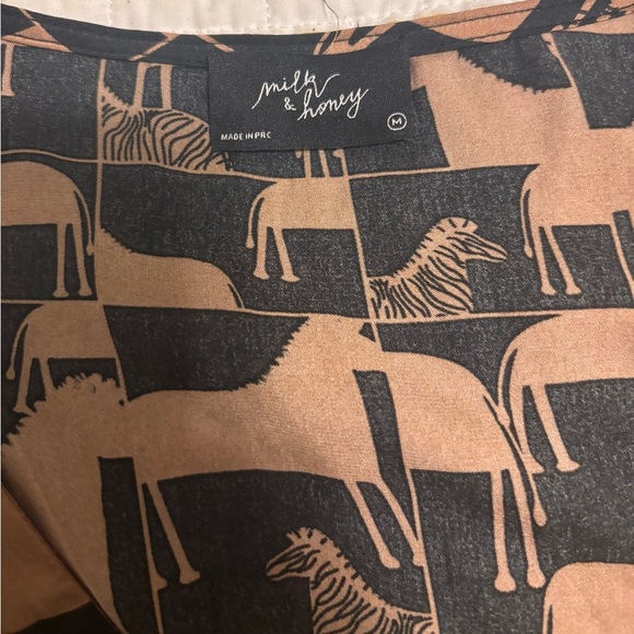 Milk & Honey Animal Print V Neck Scrunch Tie Top Size M - Picture 4 of 5